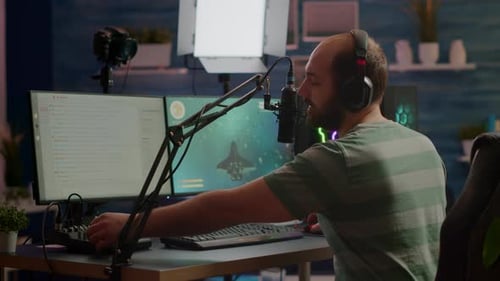 Pro Cyber Man streamt Videospiel-Lesen im Stream-Chat