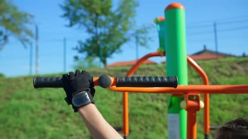 Femme s'entraîne à l'aide d'un simulateur