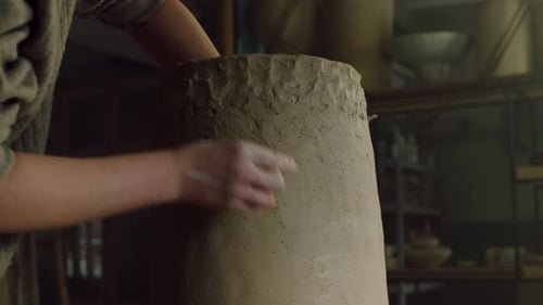 Un beau vase en argile est gratté par Potter