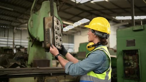 The foreign chief engineers works in a mechanical factory