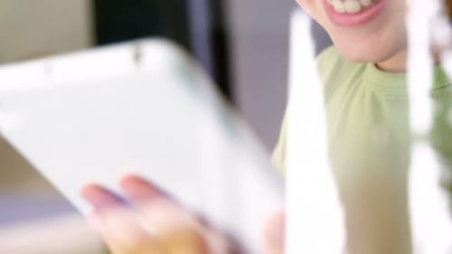 Junge benutzt digitales Tablet in der Küche