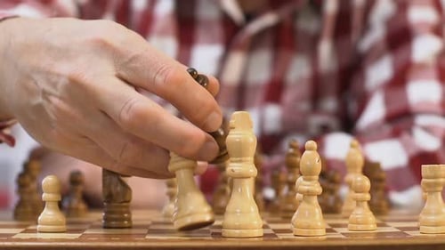 Nahaufnahme Mann spielt Schach und macht Schachmatt zu seinem Gegner, Freizeit
