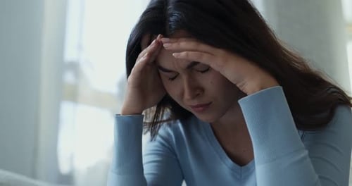 Portrait rapproché d'une jeune femme épuisée souffrant de migraine, d'une crise de panique, d'un ralentissement