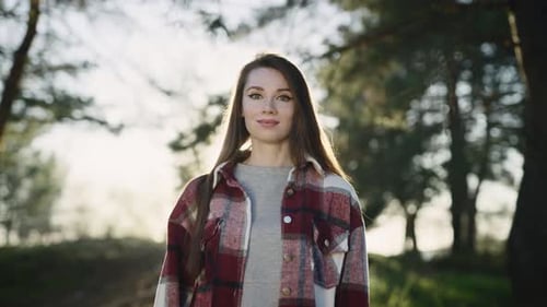 Portrait d'une belle jeune femme dans une chemise décontractée