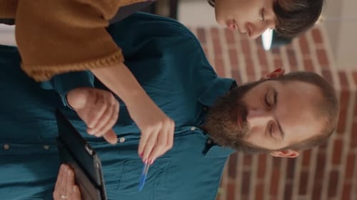 Pessoas de negócios analisando informações no tablet digital