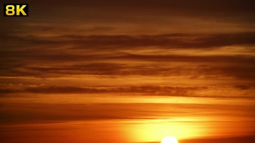 Coucher de soleil à travers les nuages doublés