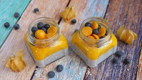 Pudding aux graines de chia à la noix de coco et à la mangue avec physalis et myr