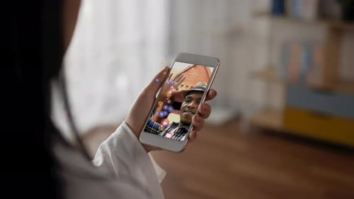 Amerikanischer Reiseblogger streamt Live-Übertragungsvideo auf dem Bildschirm