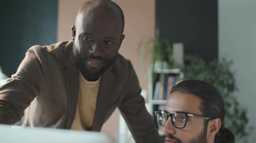 Kollegen arbeiten zusammen