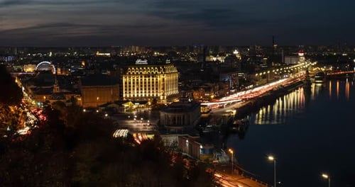Verkehr in der Stadt bei Nacht