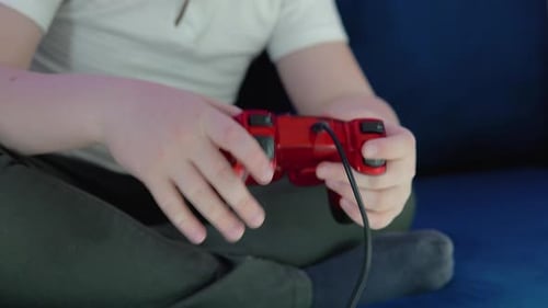 Junge benutzt Controller, um Videospiele zu spielen