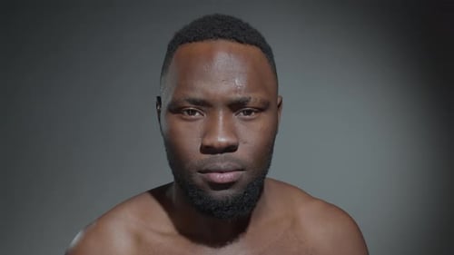 Porträt eines afroamerikanischen Mannes ohne Hemd