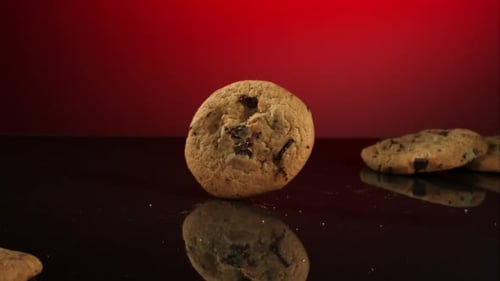 Kekse fallen und hüpfen in Ultrazeitlupe 1500 fps - reflektierende Oberfläche - COOKIES