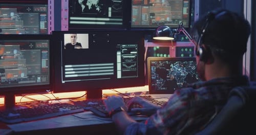 Un jeune hacker célèbre son succès