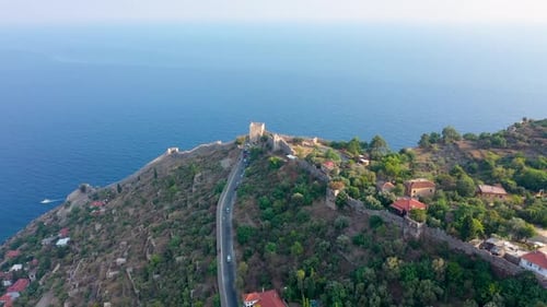 Château d'Alanya Alanya Kalesi, vue aérienne de la montagne et de la ville, Turquie