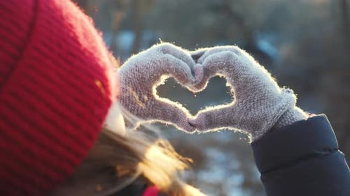 Niña haciendo manos en forma de corazón con forma de corazón con silueta de puesta de sol, Love Dream Travel