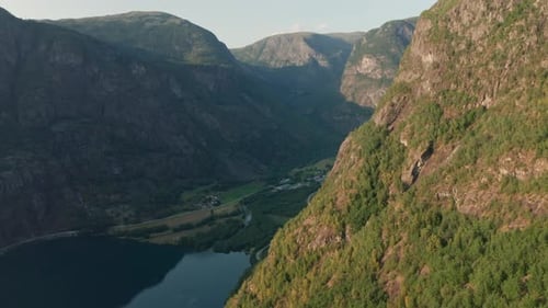 Drohne über Berge zum Fluss im Tal unten