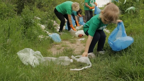 Equipo de voluntarios limpiando un parque sucio con bolsas de plástico y botellas. Reduzca la contaminación por celofán de la basura