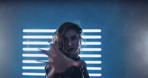 Chica atractiva bailando seductoramente, mirada sensual, movimientos atractivos