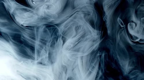 Weiße Aquarelltinte in Wasser auf schwarzem Hintergrund