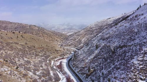 Train de marchandises et montagnes enneigées en hiver