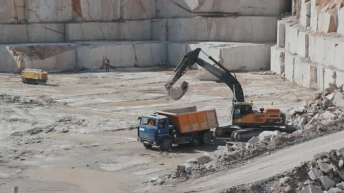 Maschinen arbeiten im Granitsteinbruch