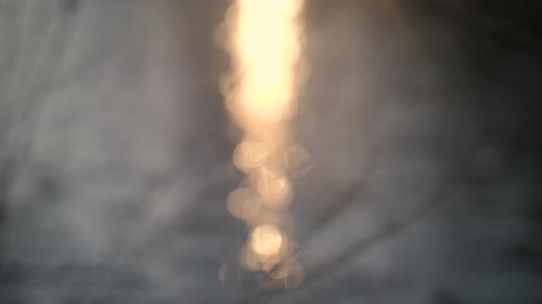 Reflexion von Sonnenlicht im Wasser