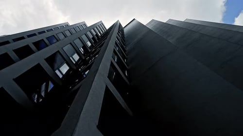 Abstrakte und komplexe blaue Wolkenkratzer-Struktur in der Innenstadt von Montreal mit Himmel im Hintergrund