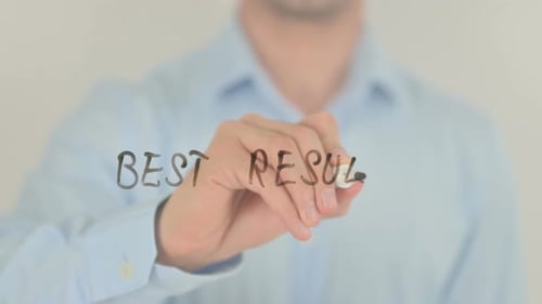 Beste Ergebnisse, Mann schreibt auf transparentem Bildschirm