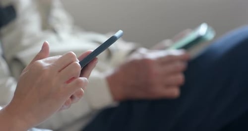 Las personas usan el teléfono celular juntas en casa