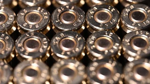 sehr langsame Nahaufnahme von 9-mm-Kugeln für Pistole, persönliche Schutzwaffe oder Gewehr