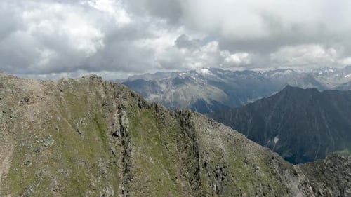 Vista aérea de los Alpes cerca de Zillertal en Austria.