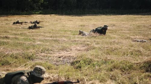 Des soldats de l'unité des forces spéciales militaires équipés d'armes et de munitions attaquent l'ennemi sur