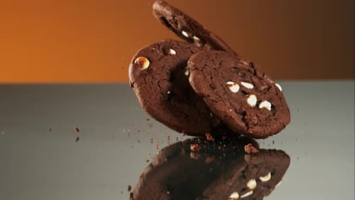 Cookies falling and bouncing in ultra slow motion 1500fps - reflective surface - COOKIES PHANTOM