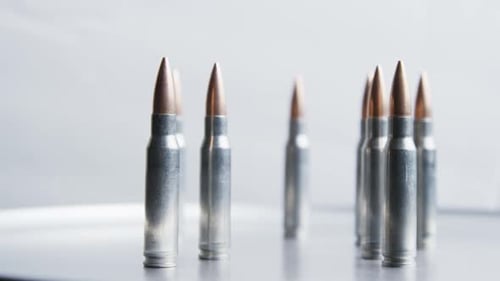 Filmmusik rotierende Aufnahme von Kugeln auf einer metallischen Oberfläche - BULLETS 023