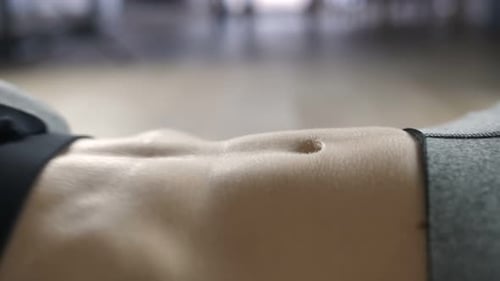 Femme faisant des exercices abdominaux