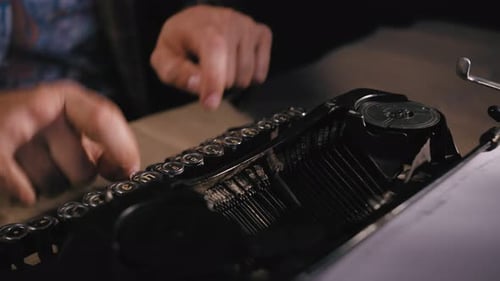 Hochwinkelansicht der Schreibdrucke auf einer Vintage-Schreibmaschine