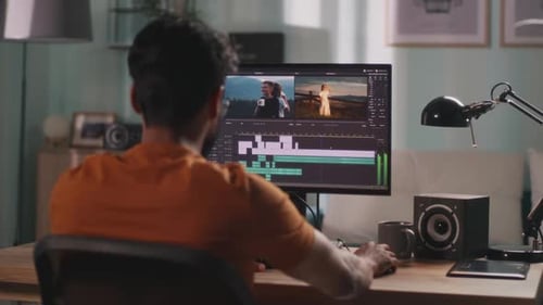 Hombre editando vídeo en la computadora