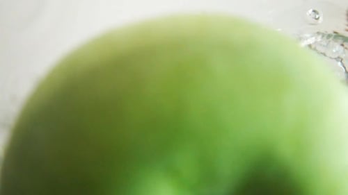 Pomme verte tombée dans l'eau