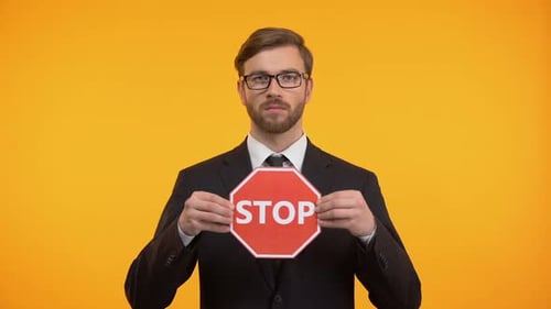 Homme montrant un panneau d'arrêt, votant contre la discrimination raciale et sexiste au travail