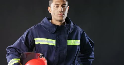 Bombero de pie con casco en mano 4K 4k