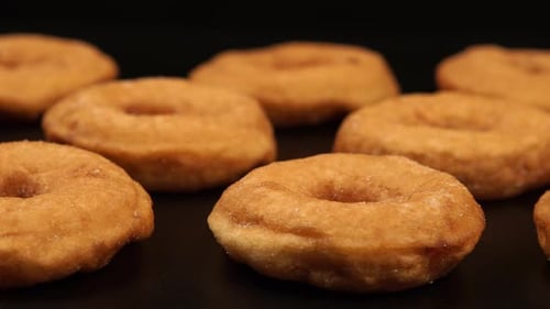 Reihe von Donuts auf dem schwarzen Tisch