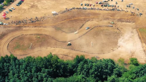 Eventos deportivos de autocross. Las carreras de autos deportivos. Rally tradicional. El coche de carreras se convierte en un