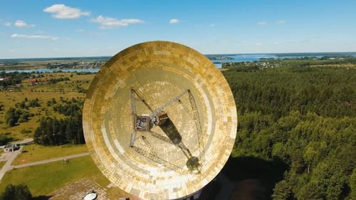 Observatoire astronomique dans la forêt