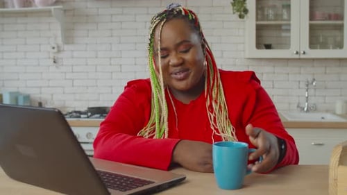 Femme appréciant du contenu de divertissement sur ordinateur portable