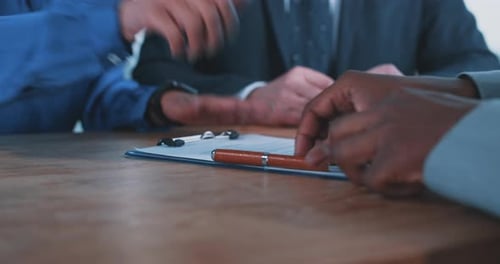 Gros plan d'une femme d'affaires remettant un contrat à un homme d'affaires