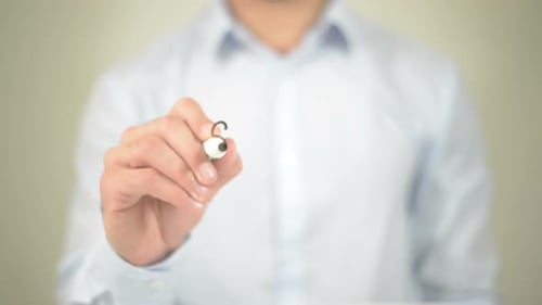 Sucesso, empresário escrevendo em tela transparente