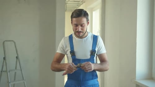 Der Baumeister steht und betrachtet das Instrument