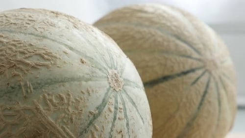 Inclinaison lente sur la texture saine des fruits de la famille des cucurbitacées melopepo sur la table de cuisine 4K 2160p 30fps Ul