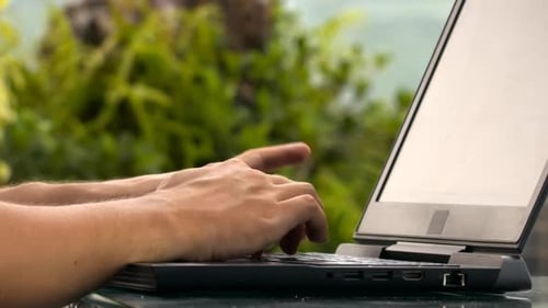 Las manos del programador escriben con rapidez en el teclado